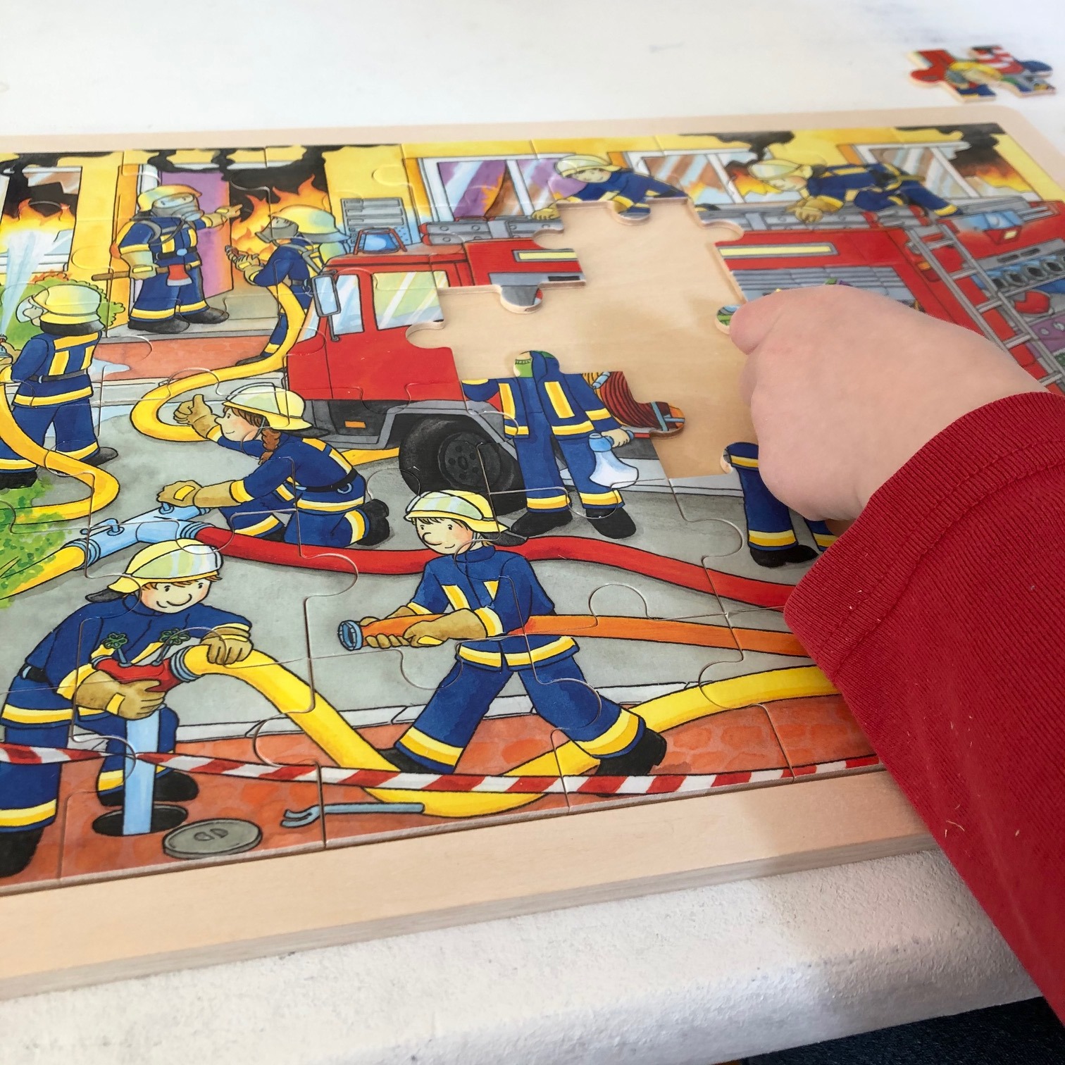 Goki Dřevěné puzzle - hasiči při zásahu, 48 dílů