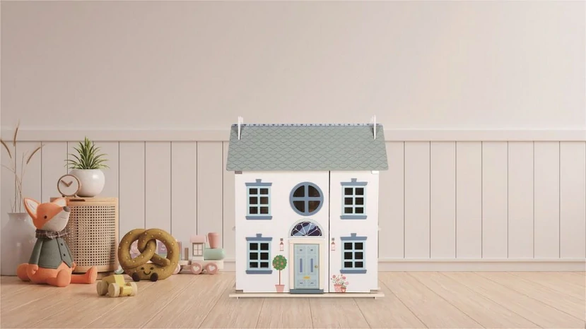 Dřevěný domeček s panenkami šedý